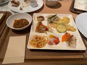 夕飯はホテルのブッフェ。そこまで広くないけど料理は充実してます！安易に子供...