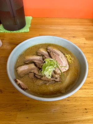 らーめん千寿

純すみ系のラーメン屋「千寿」へ。すみれに行こうと思ったけど...