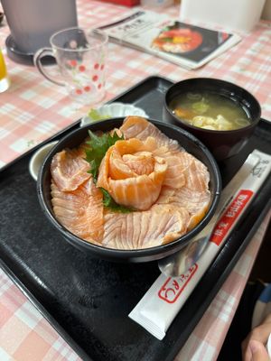 札幌市場外市場商店街

朝ごはんを食べに朝一へ。
「うめぇ堂」のウニ丼美味...