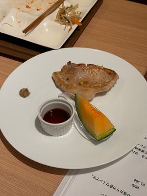 夕飯はホテルのブッフェ。そこまで広くないけど料理は充実してます！安易に子供...