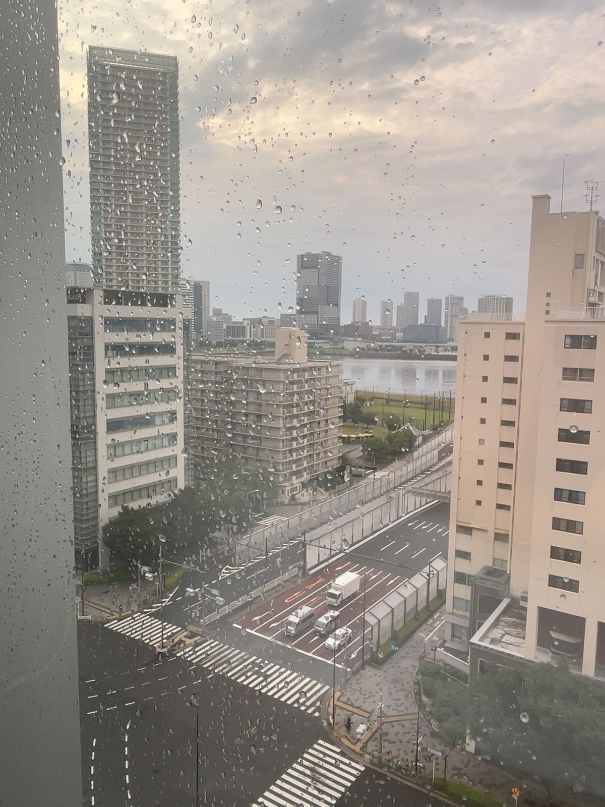 朝のホテルからの風景
長いバス、アメリカでの生活思い出す〜！
ちなみに地元...