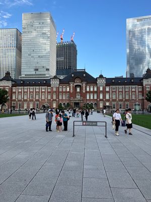 近代的なビル街にたたずむ歴史的な煉瓦造りの駅舎が素敵です