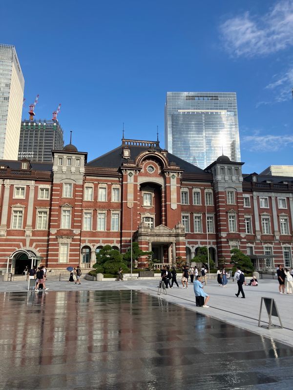 日本・静岡県「青春18きっぷ東海・関東・東北の旅」の写真：近代的なビル街にたたずむ歴史的な煉瓦造り...