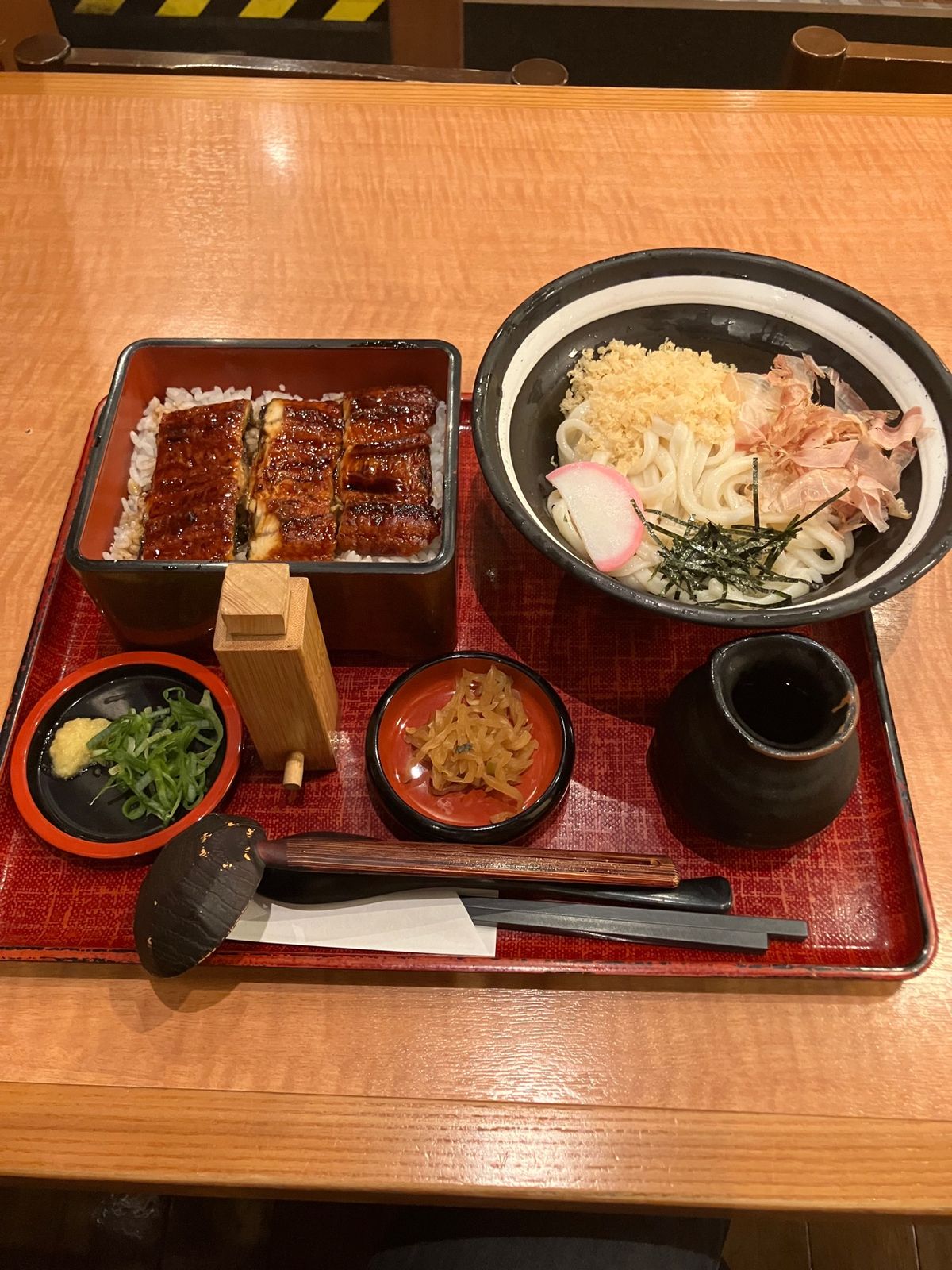 今日の夕食 自家製麺 杵屋さいたま新都心店
埼玉県は鰻が有名と言う事で早速...