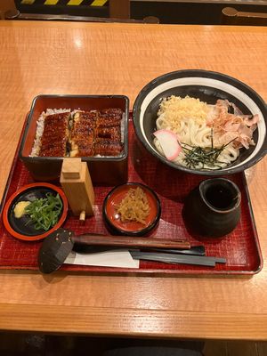 今日の夕食 自家製麺 杵屋さいたま新都心店
埼玉県は鰻が有名と言う事で早速...