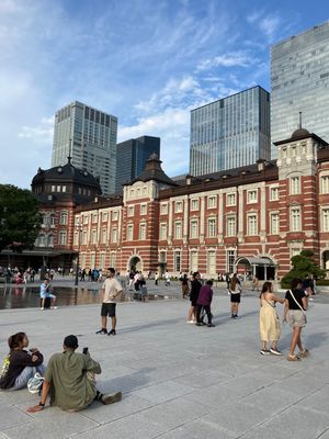 近代的なビル街にたたずむ歴史的な煉瓦造りの駅舎が素敵です