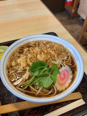 今日の昼食　成美食堂 たぬきそばセット800円