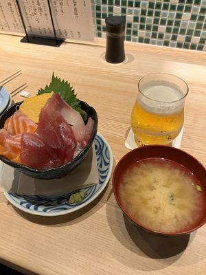 旅行最後の夕食は、しげぞうのマグロ・サーモン・ブリの三色丼