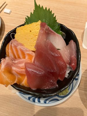 旅行最後の夕食は、しげぞうのマグロ・サーモン・ブリの三色丼