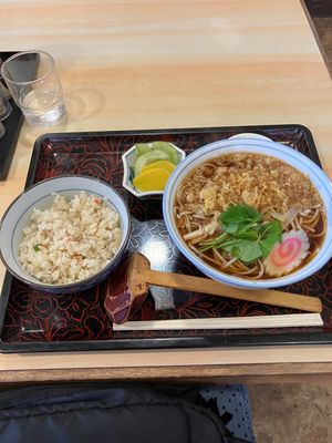 今日の昼食　成美食堂 たぬきそばセット800円