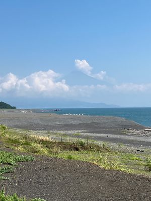 三保の松原、富士山は雲が多くてくっきりと見えず残念