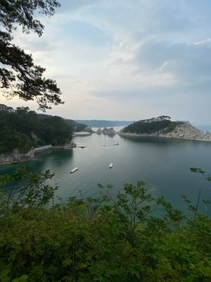 天気が良く無かったので微妙でした。晴天の浄土ヶ浜を見てみたい！