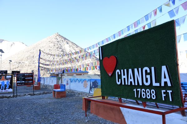 インド・ニューデリー「インド🇮🇳デリーとラダック観光」の写真：標高5,000mを超えて、パンゴン湖にや...