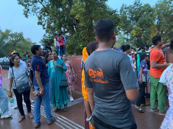 インド・ニューデリー「インド🇮🇳デリーとラダック観光」の写真：独立記念日のインド門。人が多過ぎて熱気も...