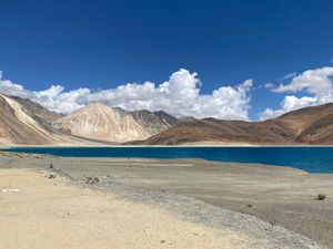 標高5,000mを超えて、パンゴン湖にやって来ました。素敵過ぎて心が洗われ...