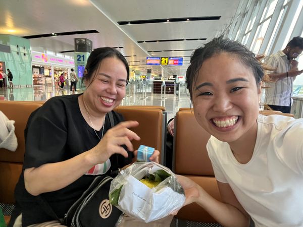 ベトナム・ハノイ「ベトナム🇻🇳👱🏻‍♀️トランジット」の写真：インド行く空港で仲良くしてくれたお母さん