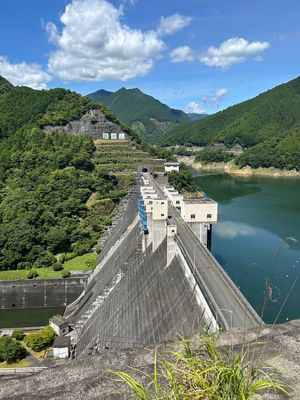 蓮と書いて「はちす」と読む、蓮ダムに到着。
暑くて死にそうだけど、管理事務...