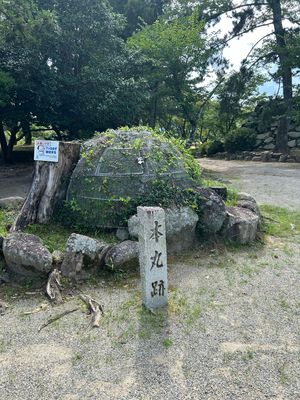 ダムだけではなくちゃんと観光も。
松阪城跡にやってきた。
さすがに暑くて死...