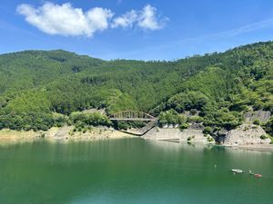 蓮と書いて「はちす」と読む、蓮ダムに到着。
暑くて死にそうだけど、管理事務...