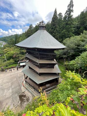 飯盛山にあるさざえ堂。木造建築の螺旋階段は不思議な構造。