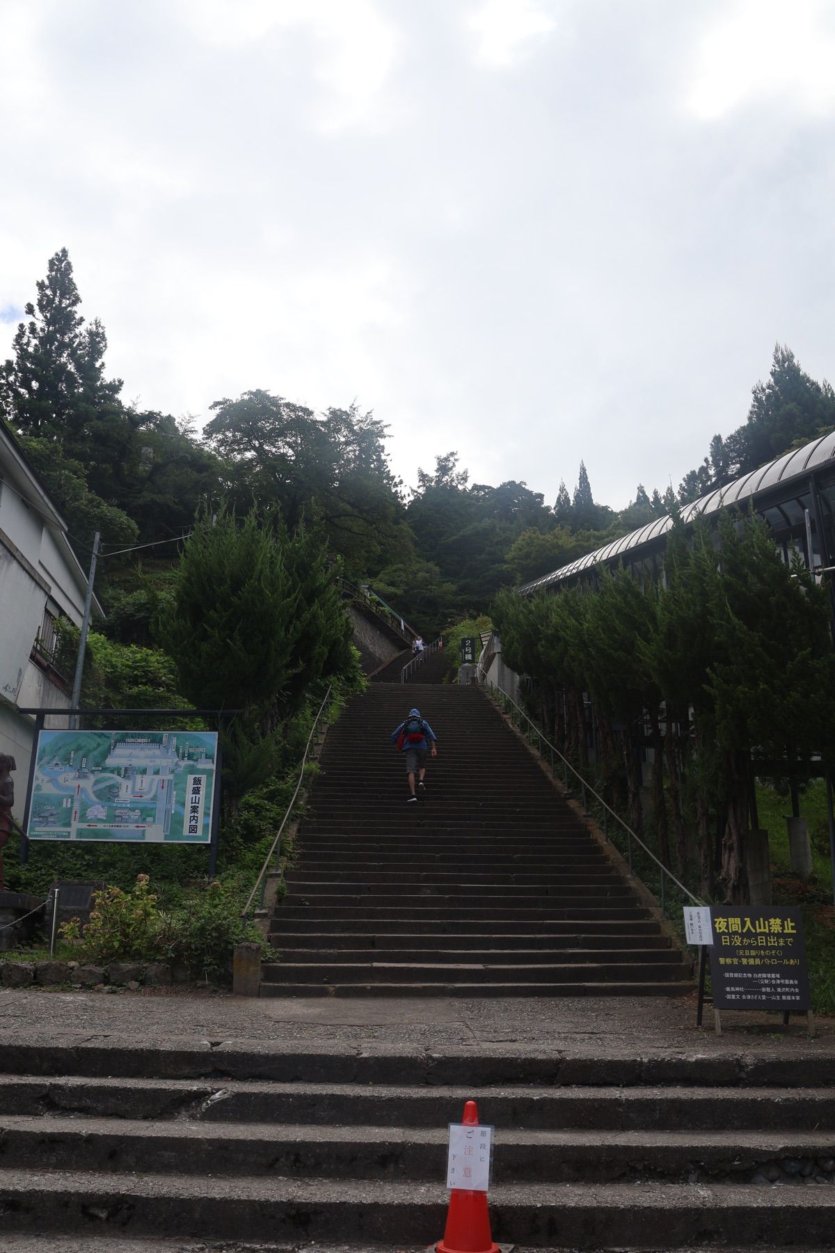 翌日は飯盛山へ。階段を上がるのは大変でした。