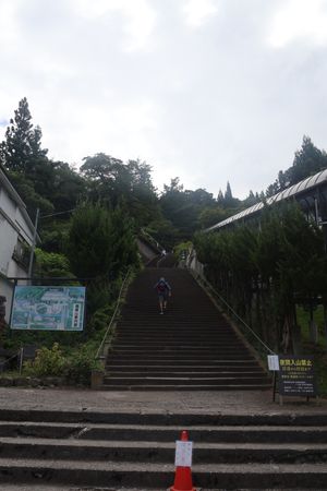 翌日は飯盛山へ。階段を上がるのは大変でした。