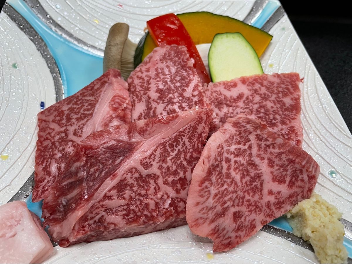 この日の夕食のメインは黒毛和牛の鉄板焼き。霜降り肉で美味しかったです。