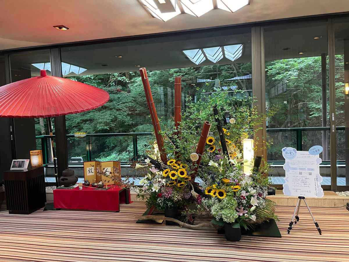 この日のお宿は会津若松市郊外の東山温泉。足湯もある旅館でした。