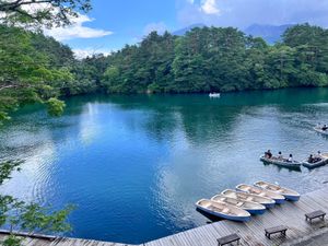 濃いブルーやエメラルドグリーンなど様々な色の五色沼。磐梯山も綺麗に見えました。