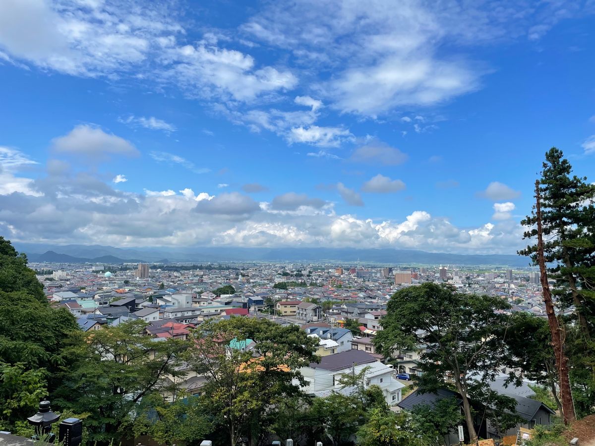 翌日は飯盛山へ。階段を上がるのは大変でした。