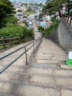 翌日は飯盛山へ。階段を上がるのは大変でした。