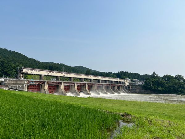 日本・新潟県「ダムを求めて〜新潟県 宮中取水ダム〜」の写真：田んぼのすぐ先に発見、宮中取水ダム。
信...