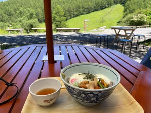 登山道の途中にある山荘、山彦荘でお昼ご飯。冷たいとろろ蕎麦をいただきました...