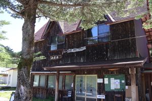 登山道の途中にある山荘、山彦荘でお昼ご飯。冷たいとろろ蕎麦をいただきました...