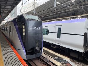 今回の旅の起点は新宿駅。特急あずさに乗って出発します。朝ごはんは新宿駅で買...