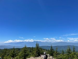 歩き始めて１時間ほどで標高1,995mの入笠山頂上につきました。頂上はとて...