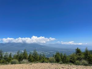 歩き始めて１時間ほどで標高1,995mの入笠山頂上につきました。頂上はとて...