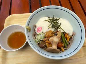 登山道の途中にある山荘、山彦荘でお昼ご飯。冷たいとろろ蕎麦をいただきました...