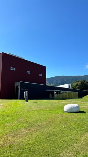 奈義町現代美術館🕯

ずっと行きたかった場所。
とにかく移動時間長かったし...