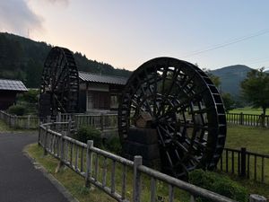 家族はグゥースカ寝てるので1人で朝の散歩に🚶
キャンプ場の近くには千古の家...