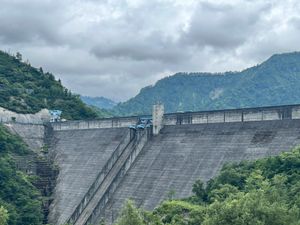 念願の奥只見！
デカい！デカすぎる！
残念ながら台風のため遊覧船は運休でし...