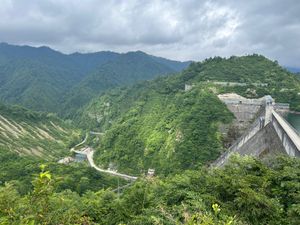 念願の奥只見！
デカい！デカすぎる！
残念ながら台風のため遊覧船は運休でし...