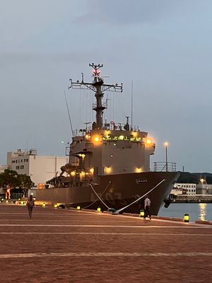 佐世保駅前

夜散歩。
海沿いでイルミネーションも綺麗。
大きな駐車場もあ...