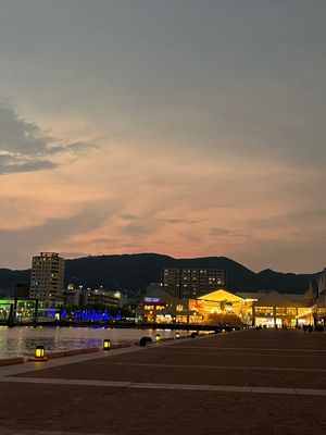 佐世保駅前

夜散歩。
海沿いでイルミネーションも綺麗。
大きな駐車場もあ...