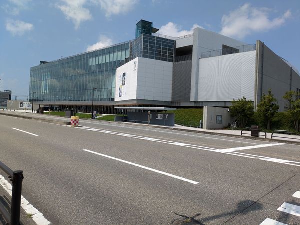 日本・長野県「松本〜立山黒部アルペンルート〜富山タウン」の写真：富山美術館。無料エリアだけでも充分楽しめます。