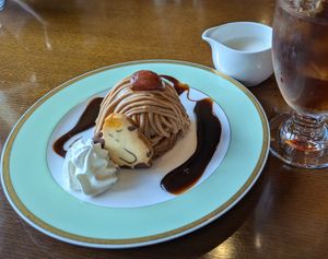 ホテル立山にある「ティーラウンジりんどう」。
モンブランにも雷鳥さんが♡