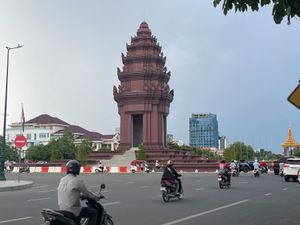 プノンペンの街並みより。
メコン川は中流ながら想像していた以上に大河でした。