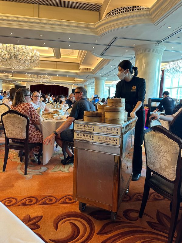 香港・跑馬地 Happy Valley「NRT ✈︎ HKG ✈︎ KIX ✈︎ ITM ✈︎ HND」の写真：翌日の飲茶は中環の美心皇宮。
今時絶滅危...