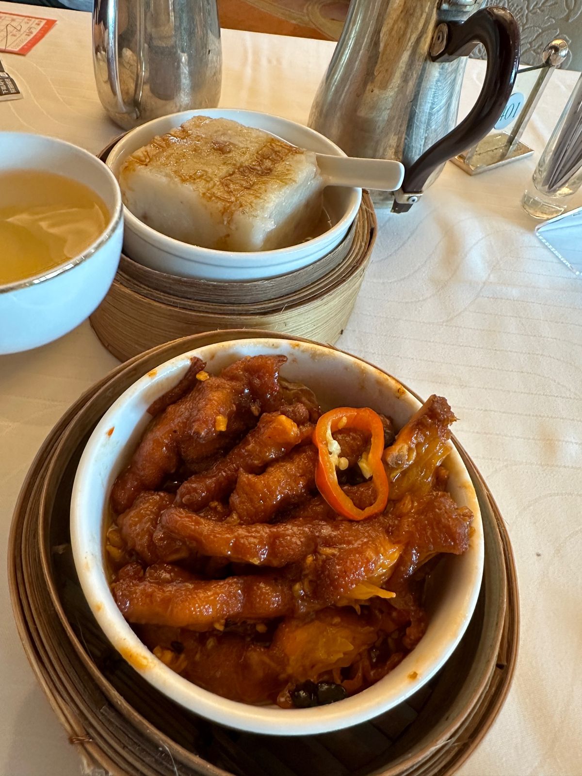 翌日の飲茶は中環の美心皇宮。
今時絶滅危惧種のワゴンでの配膳。
超大人気店...