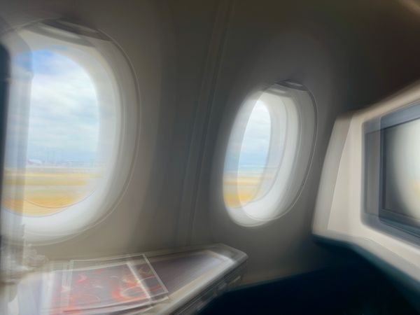 香港・跑馬地 Happy Valley「NRT ✈︎ HKG ✈︎ KIX ✈︎ ITM ✈︎ HND」の写真：香港-関西空港。

今年2回目のスーツケ...